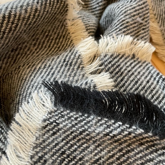 Soft and cozy fringed shawl in cream and black - Picture 3 of 3